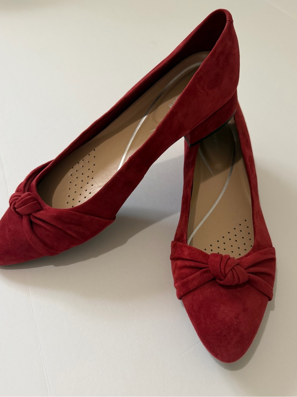 NWT Easy Spirit Red Suede Knot Accent Pointed Toe Low Block Heel Pumps Size 9.5M